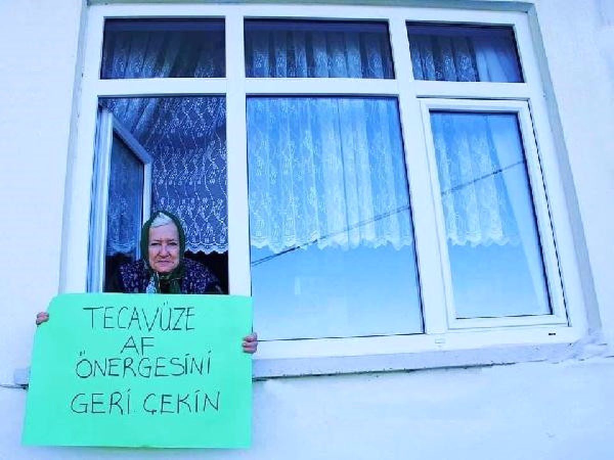 Pencereden Pankartla \'Cinsel İstismar\' Protestosu
