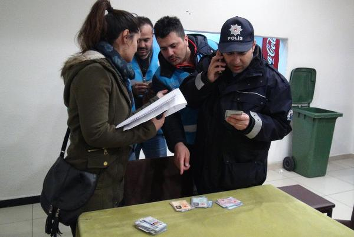Polislere \'Ben Yoruldum Hayat\' Şarkısını Söylediler