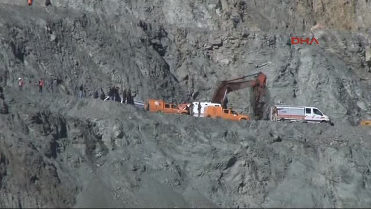 Siirt Toprak Altında Kalan Işçilerden 1\' Inin Daha Cesedi Çıkarıldı