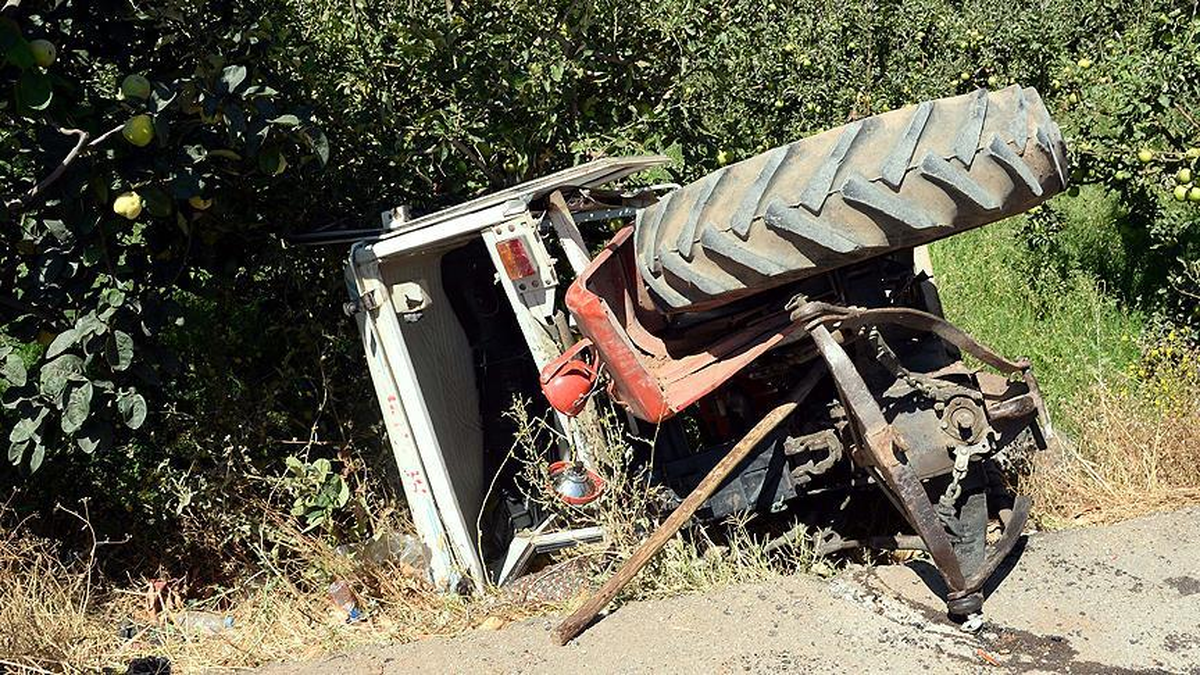 Traktör Şarampole Devrildi: 1 Ölü, 1 Yaralı