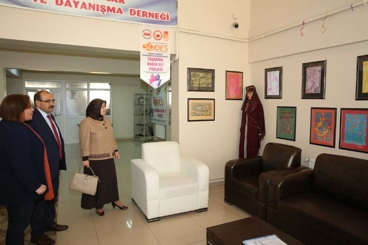 Vali Ustaoğlu Eşiyle Birlikte Bayburtlu Kadınlar Derneği\'ni Ziyaret Etti
