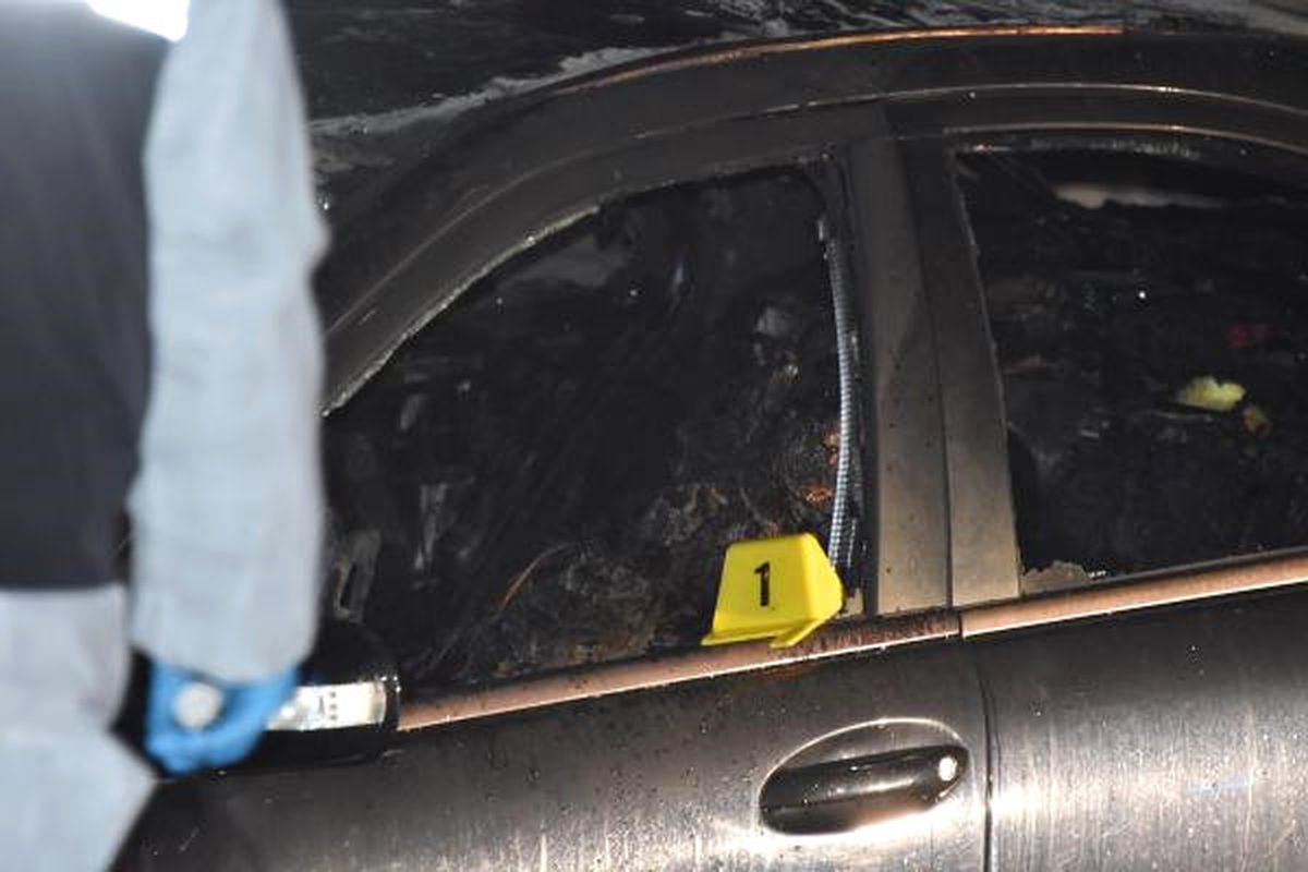 Yanan Lüks Otomobilden Erkek Cesedi Cıktı