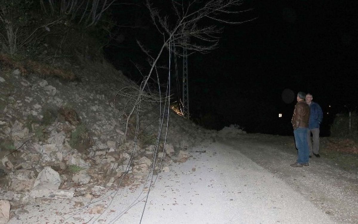 13 Köyün Grup Yolu Heyelan Sebebiyle Ulaşıma Kapandı