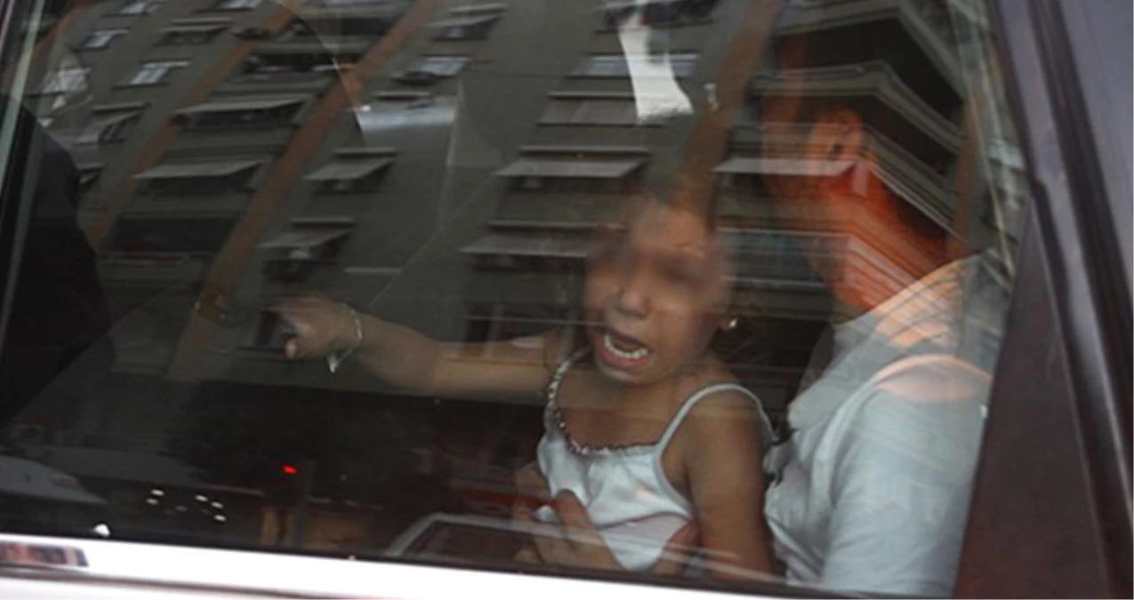 Adanasporlu Taraftarlar, İçinde Kız Çocuğu Bulunan Bir Otomobili Taşladı