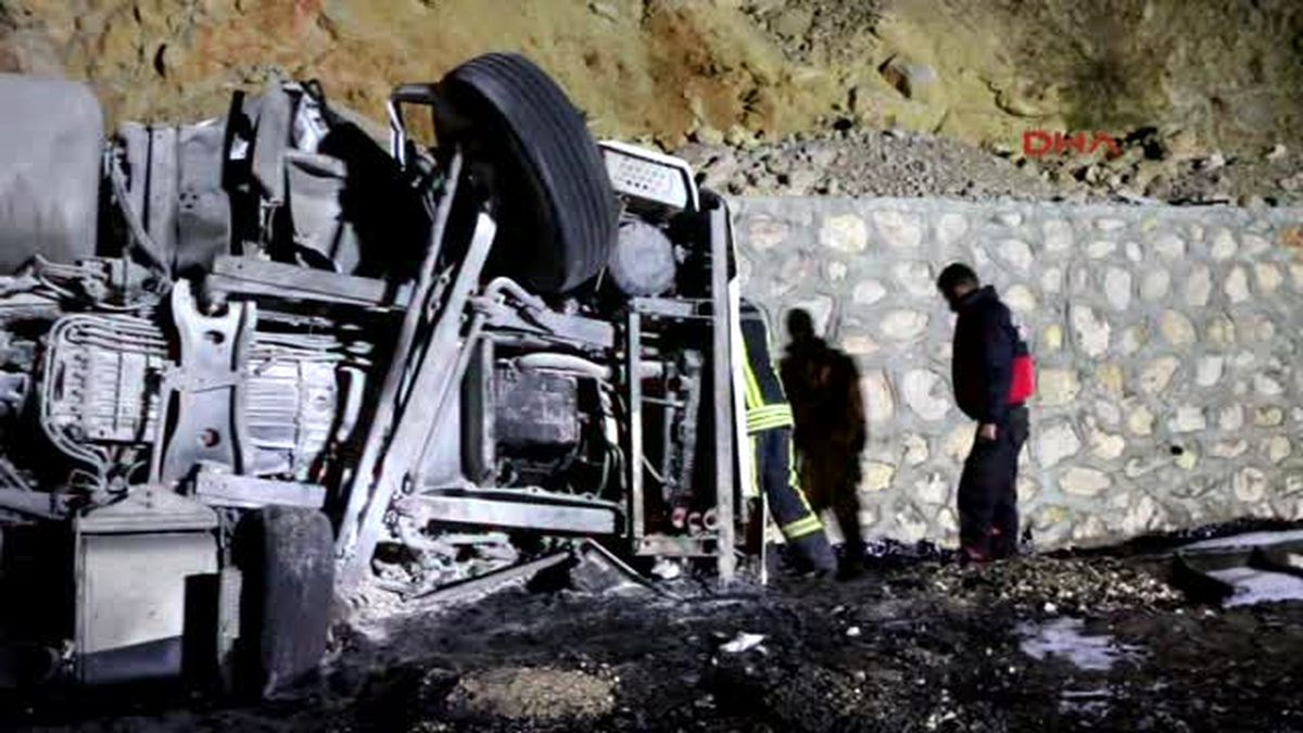 Adıyaman Malatya\'da Zift Yüklü Tır Devrildi 1 Ölü