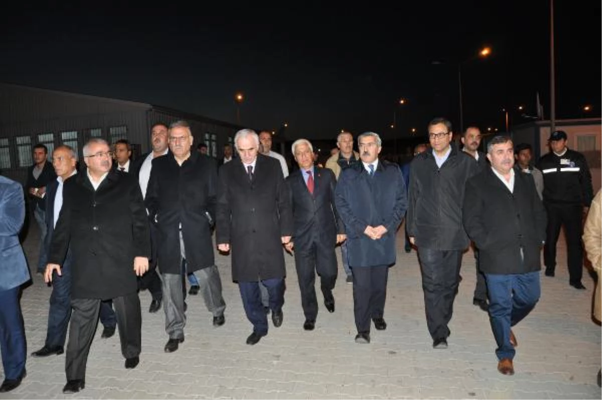 AK Parti Heyetinden Nizip\'teki Suriyelilere Ziyaret