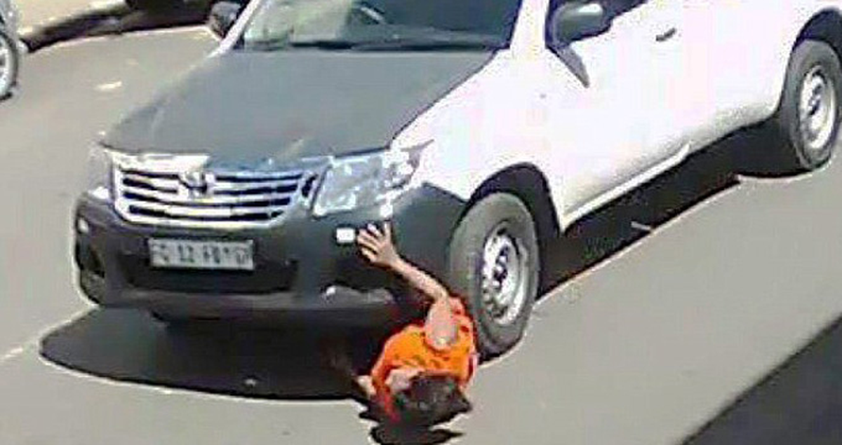 Aracın Altında Metrelerce Sürüklenen Kadın, Mucize Eseri Hayatta Kaldı