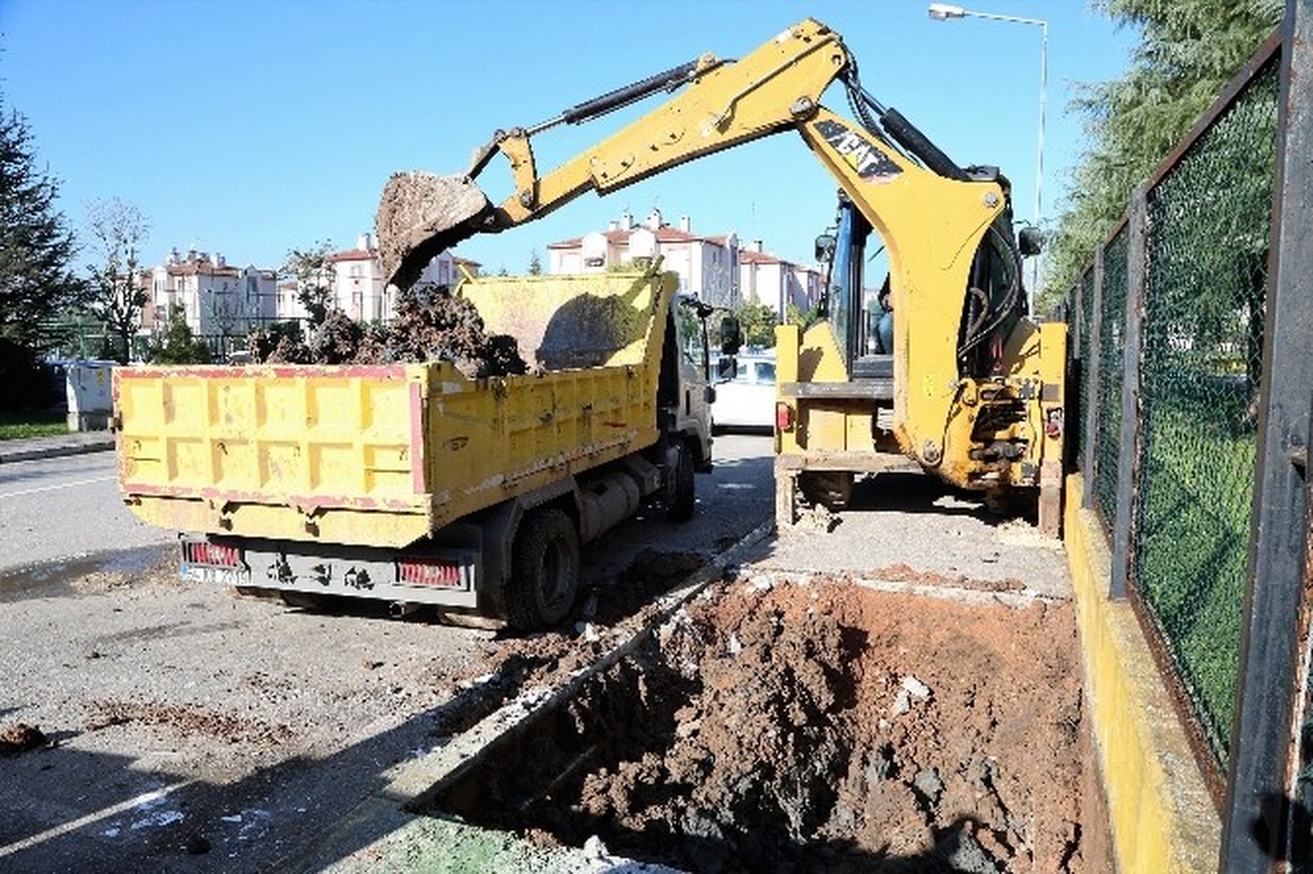 Başiskele\'de Çöp Konteynırlarının İmalatı Sürüyor