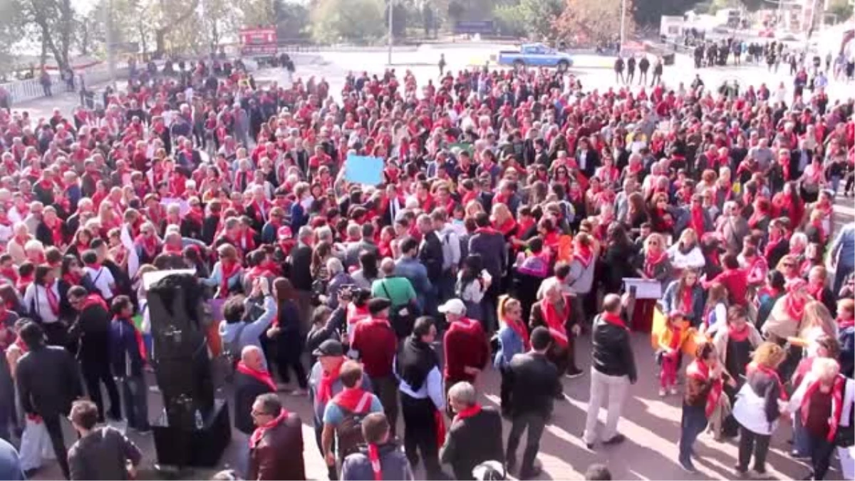 CHP Antalya Kadın Kolları Üyeleri, "Cinsel Istismar" Suçlarına Ilişkin Önergeyi Protesto Etti