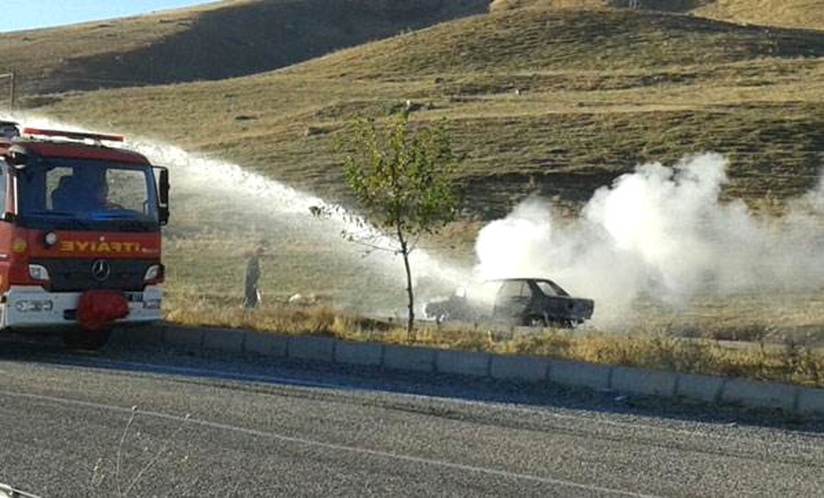 Diyarbakır\'da Seyir Halindeki Otomobil Yandı