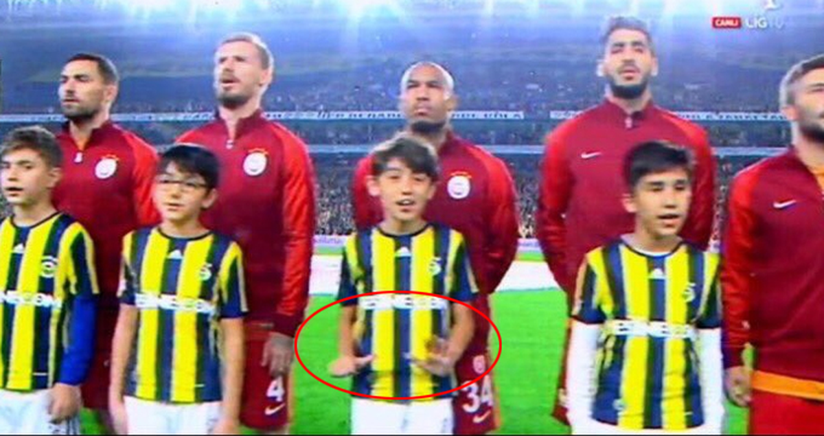 Fenerbahçe-Galatasaray Maçının Seremonisine Çıkan Çocuk '6' İşareti Yaptı