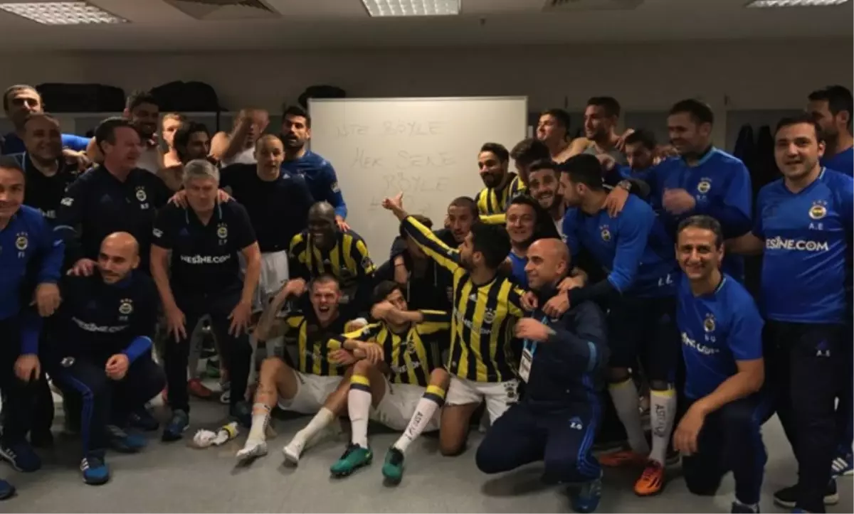 Fenerbahçeli Futbolculardan Galibiyet Pozu