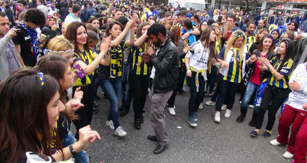 Fenerbahçeli Taraftarların Stat Dışında Coşkusu