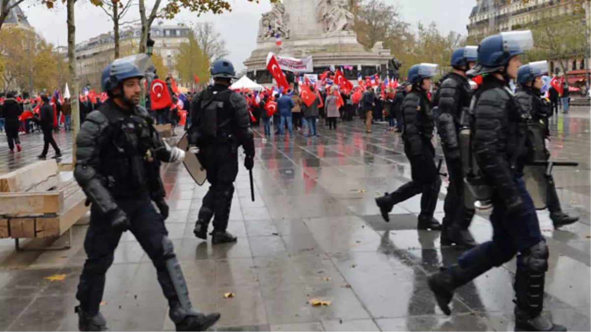 Fransa\'da "Teröre Lanet, Demokrasiye Davet" Mitingine Saldırı