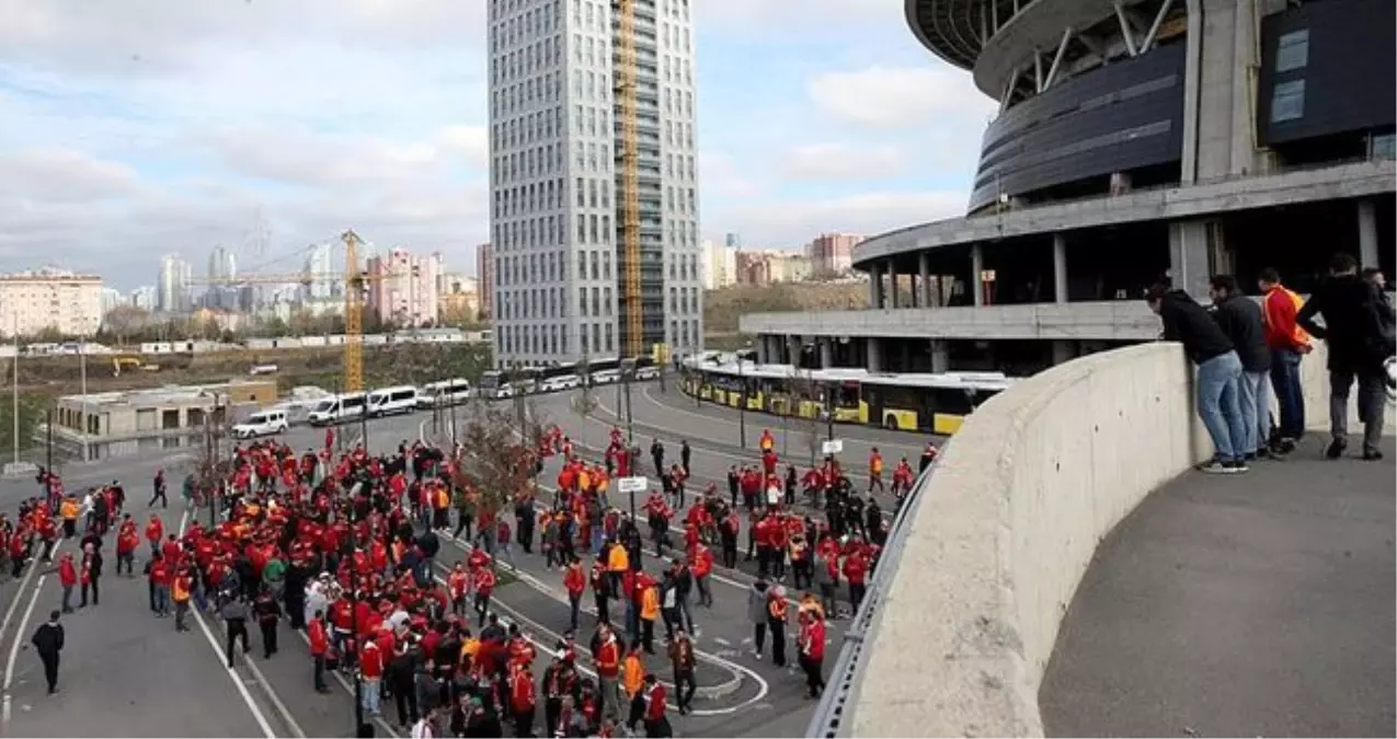 Galatasaray Taraftarı Kadıköy\'e Geldi (2)