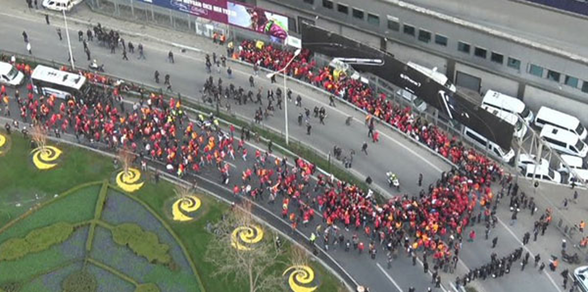 Galatasaray Taraftarı Kadıköy\'e Geldi (3)