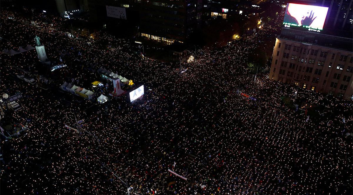 Güney Kore'de Binlerce İnsan Sokaklardan Çekilmiyor