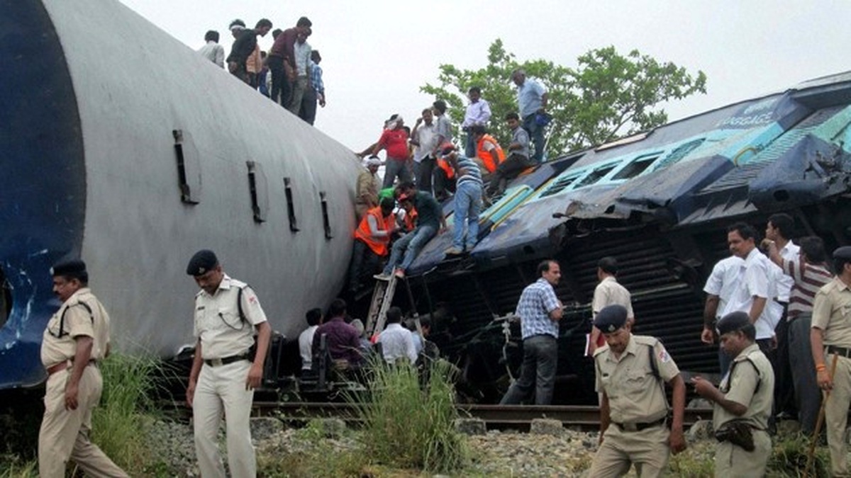 Hindistan\'da Tren Kazası: 90 Ölü, 150 Yaralı