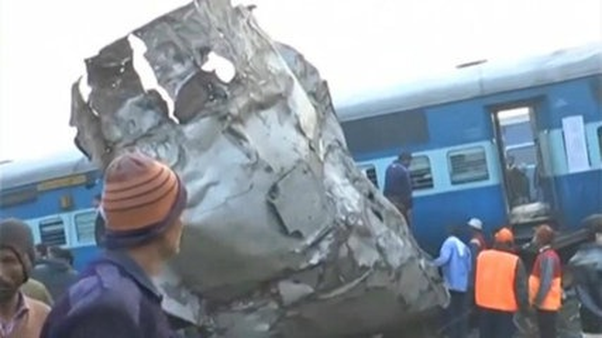 Hindistan\'da Tren Kazasında En Az 60 Kişi Öldü