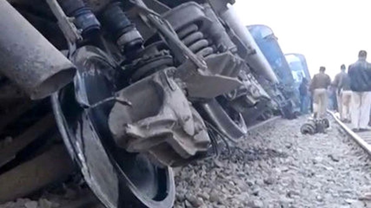 Hindistan\'da Yolcu Treni Raydan Çıktı: En Az 91 Ölü