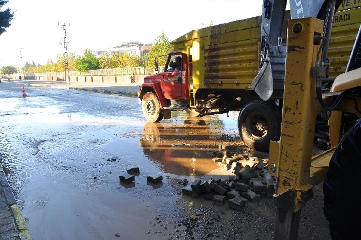 İslahiye\'de Su Borusu Patladı Yollar Nehre Döndü