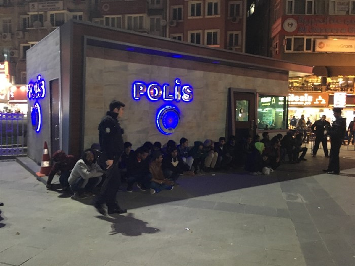 İstanbul\'da Kaçak Göçmen Operasyonu: 40 Gözaltı