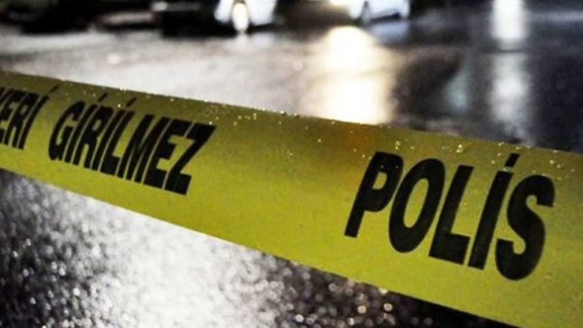 İzmir\'in Karşıyaka İlçesinde Bir Barda Çıkan Silahlı Kavgada 1 Kişi Öldü, 1\'i Polis 2 Kişi Ağır...