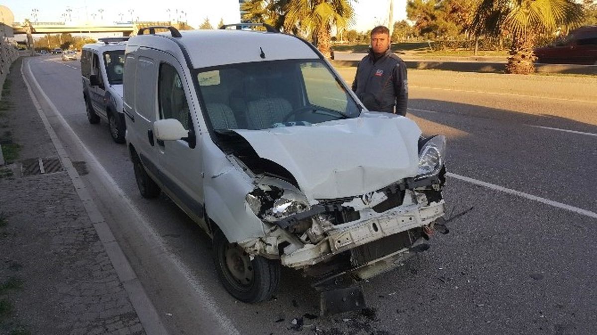 Kamyonet Minibüse Arkadan Çarptı: 1 Yaralı