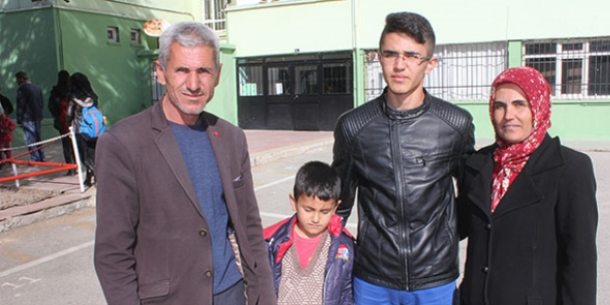 KPSS\'de Oğluyla Ter Döktü