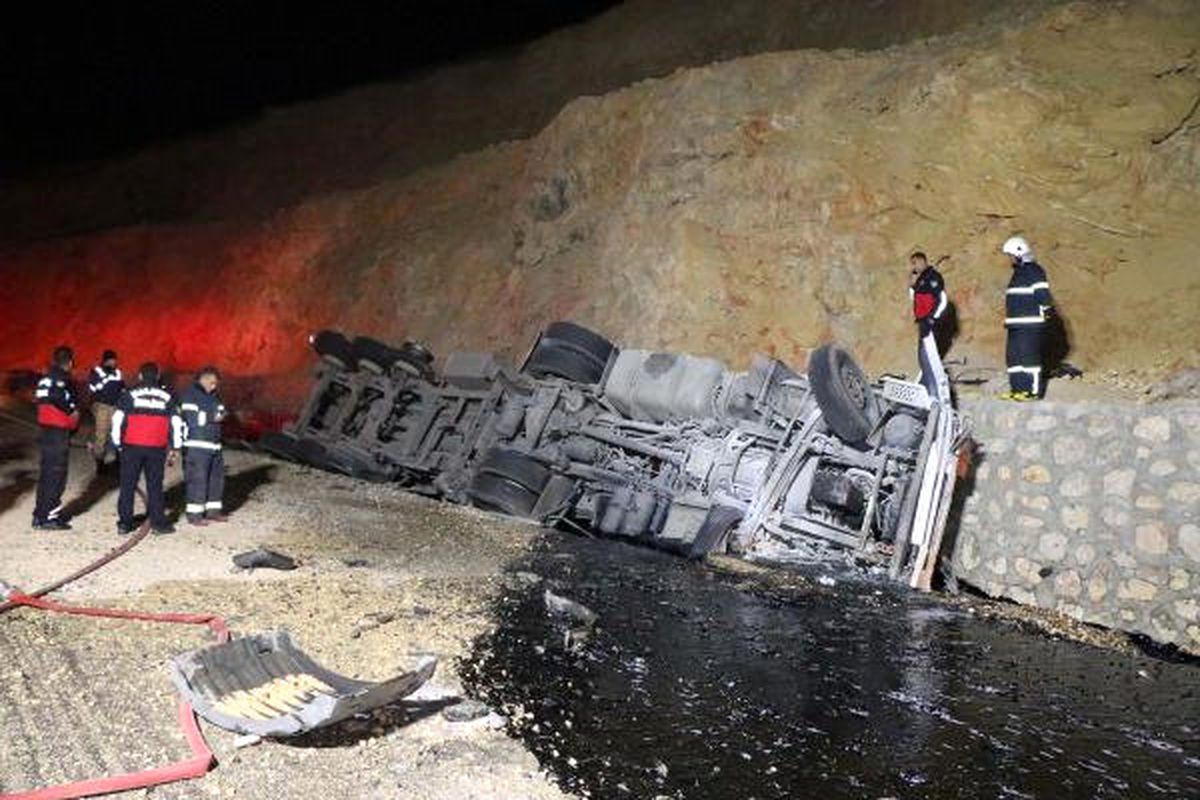 Malatya\'da Zift Yüklü Tır Devrildi: 1 Ölü