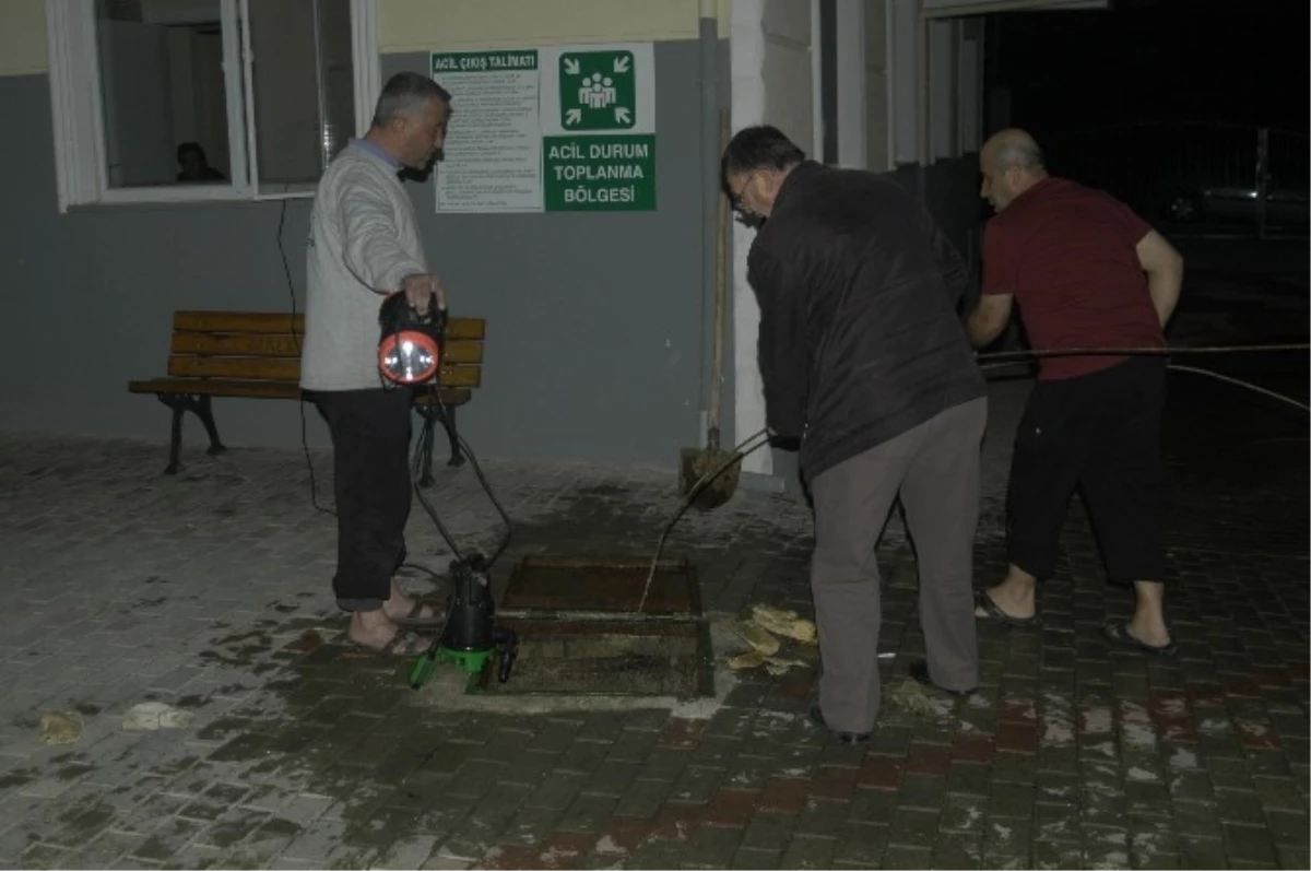 Tıkanan Lağım Borusu Vatandaşı Perişan Etti