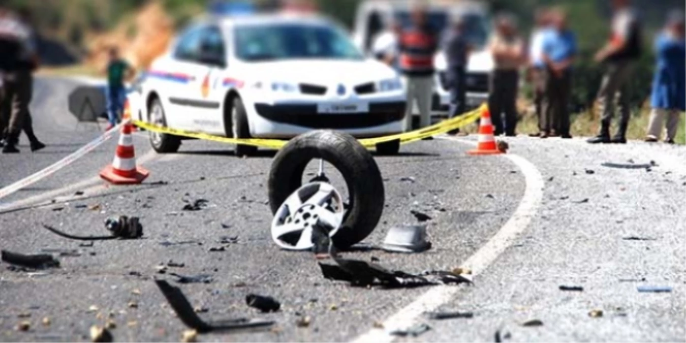 Samsun\'da Otomobil ile Minibüs Çarpıştı: 1 Ölü, 7 Yaralı