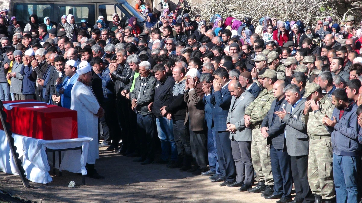 Trafik Kazasında Şehit Olan Uzman Çavuş Toprağa Verildi