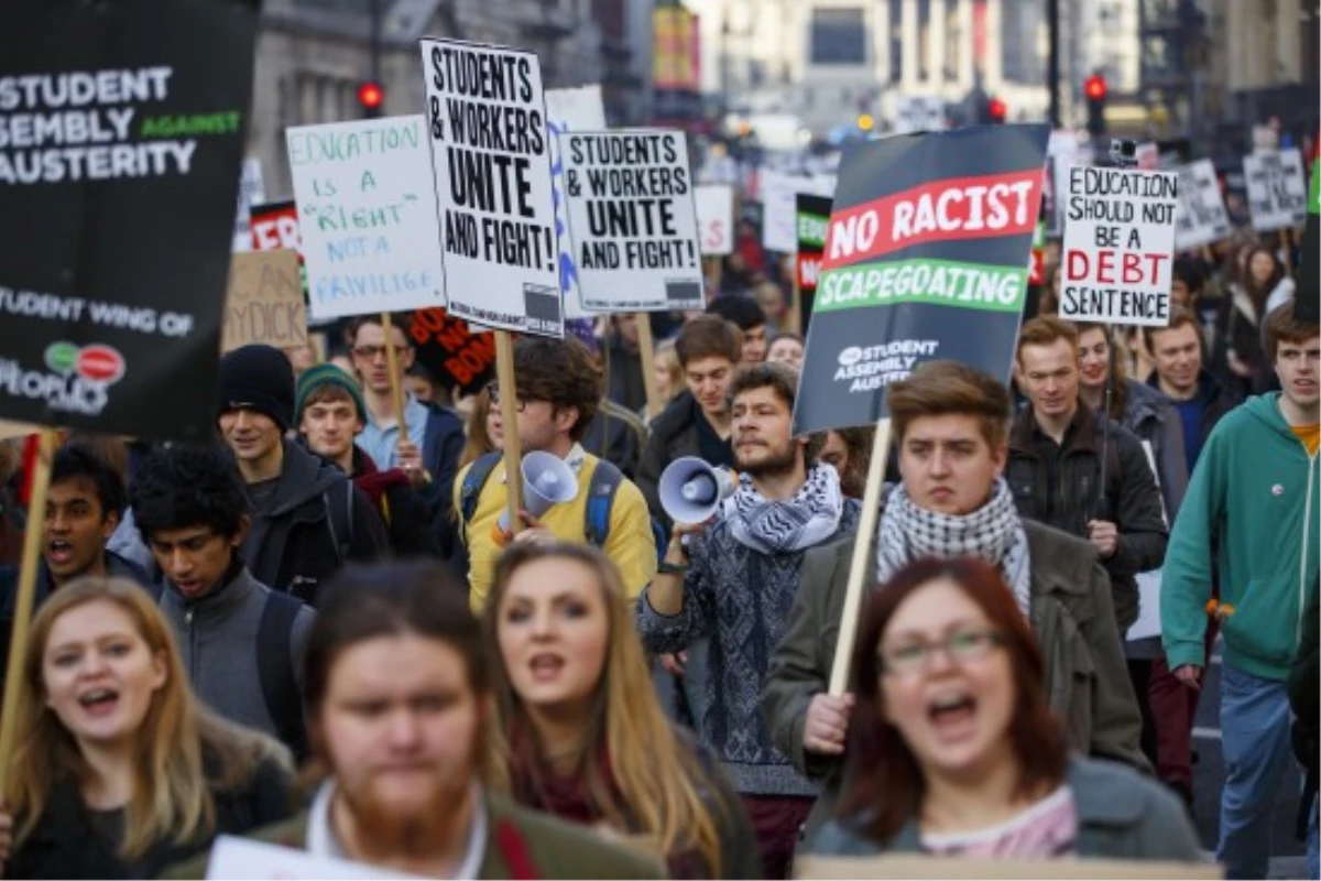 Üniversite Öğrencilerinden İngiliz Gazetelerini Protesto