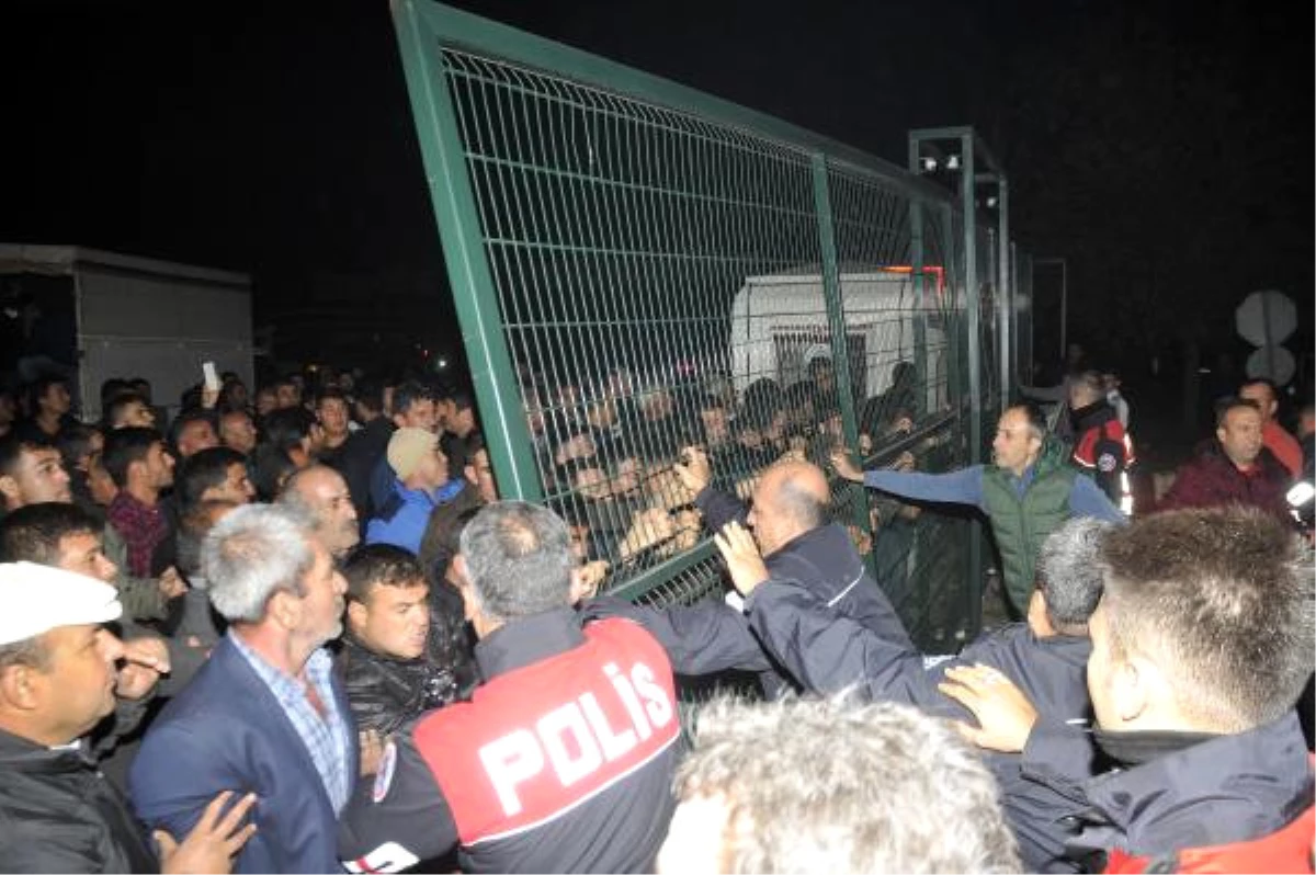 Antalya\'da Çiftçiler Hal Kapılarını Kapatıp Eylem Yaptı