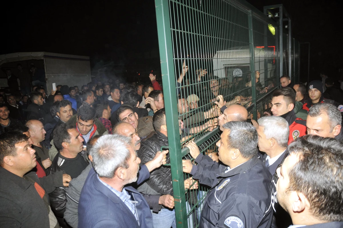 Antalya\'da Çiftçiler Hal Kapılarını Kapatıp Eylem Yaptı