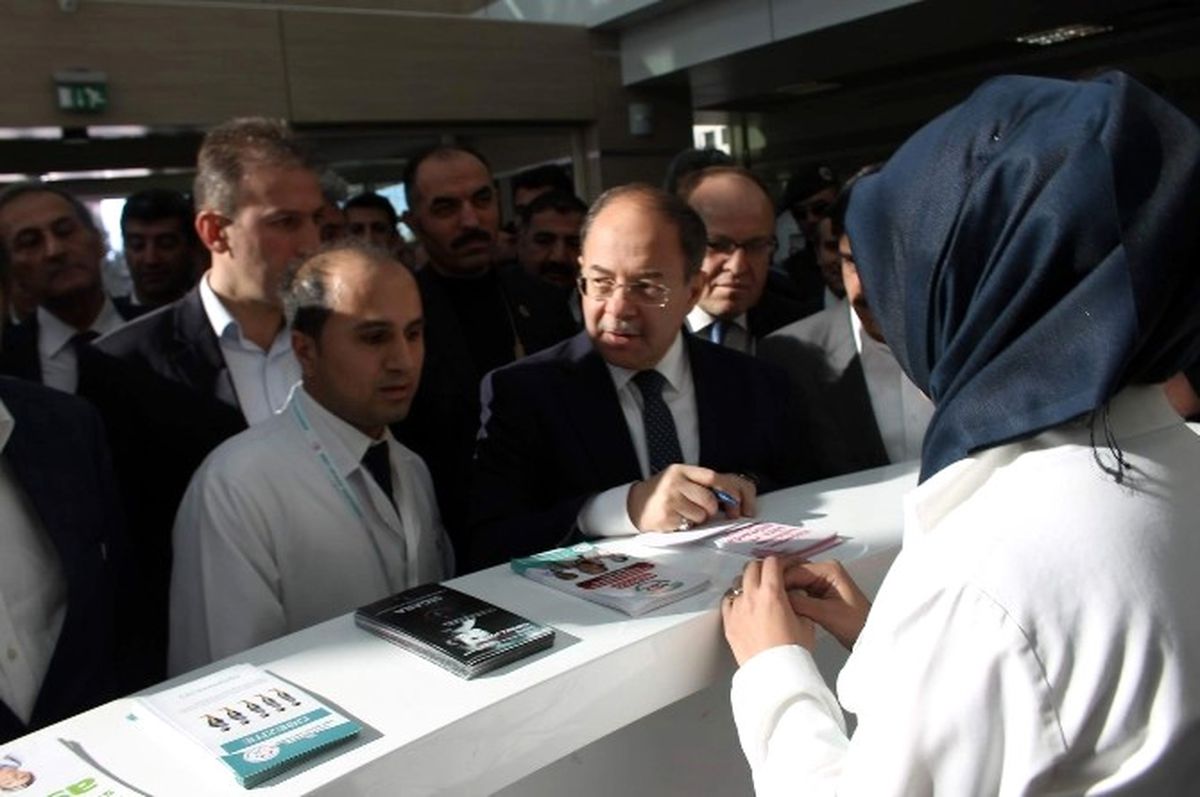 Bakan Akdağ Siirt Devlet Hastanesi\'nde Yatan Hastaları Ziyaret Etti