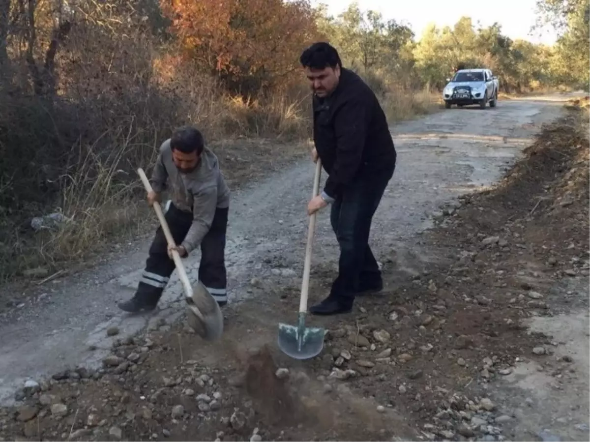 Başkan Hem Denetledi, Hem de Kazma Küreği Eline Alarak Alın Teri Döktü