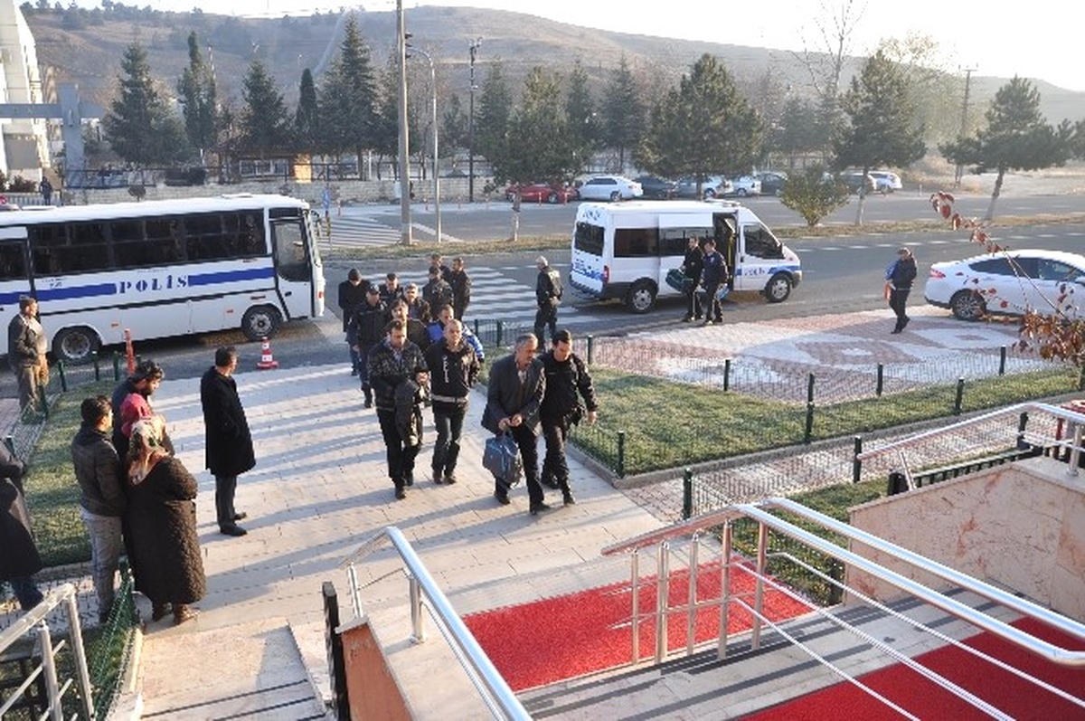 Bozüyük\'te Fetö\'den Gözaltında Bulunan Esnaflar Adliyeye Sevk Edildi