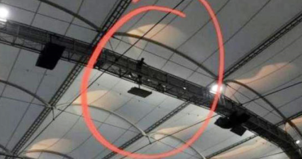Bursasporlu Taraftar, Arkadaşlarının Fotoğrafını Çekmek İçin Çatıya Çıktı