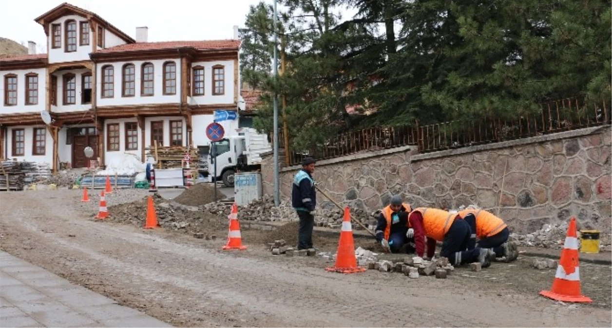 Çankırı Belediyesi Bozulan Yol ve Kaldırımlar Yenileniyor