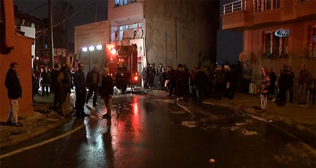 Gaziosmanpaşa Yenidoğan Mahallesi Üçgen Sokak\'ta Bir Gecekonduda Çıkan Yangında 3 Yaşlarındaki Bir...