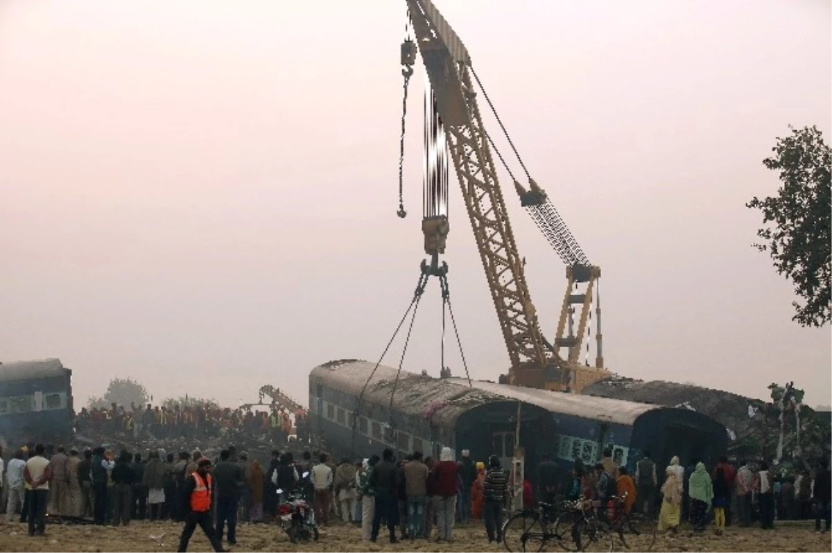 Hindistan\'daki Tren Faciasında Ölü Sayısı 142\'ye Yükseldi