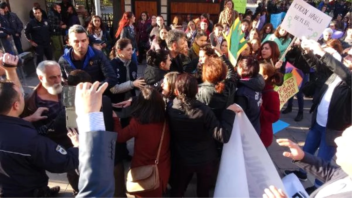 Hopa\'da Cinsel İstismar Düzenlemesine Tepki Eylemine Polis Müdahalesi