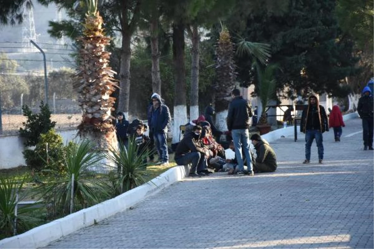 İstanbul\'dan Gelen 80 Suriyeli Urla\'da Yakalandı