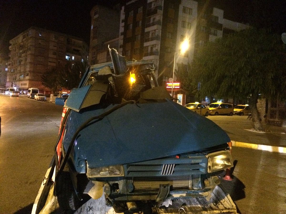 İzmir\'de Trafik Kazası: 1 Ölü 2 Yaralı
