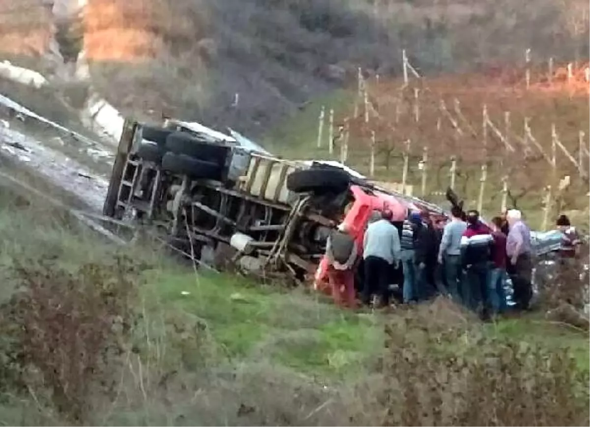 Kamyon Uçuruma Yuvarlandı, Sürücü Öldü