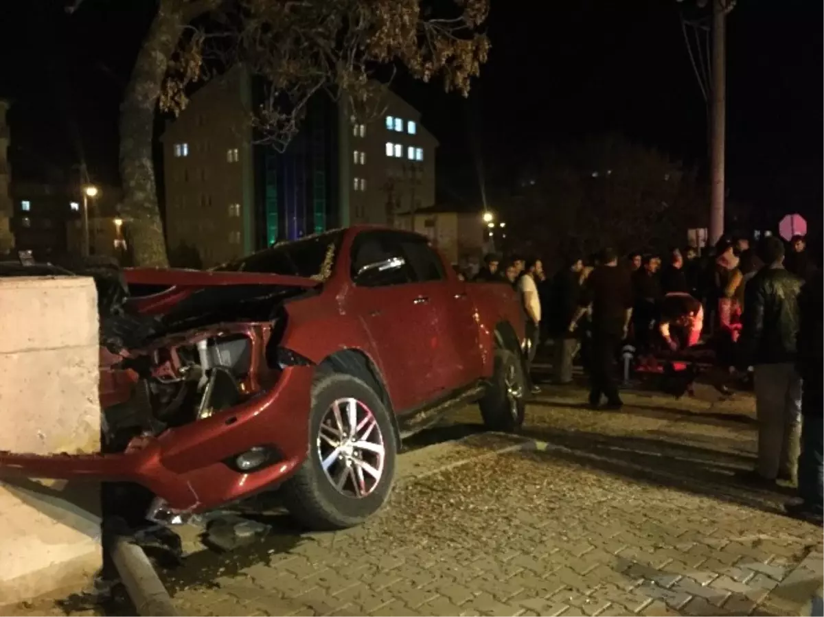 Kontrolden Çıkan Pikap Beton Duvara Çarptı: 3 Yaralı