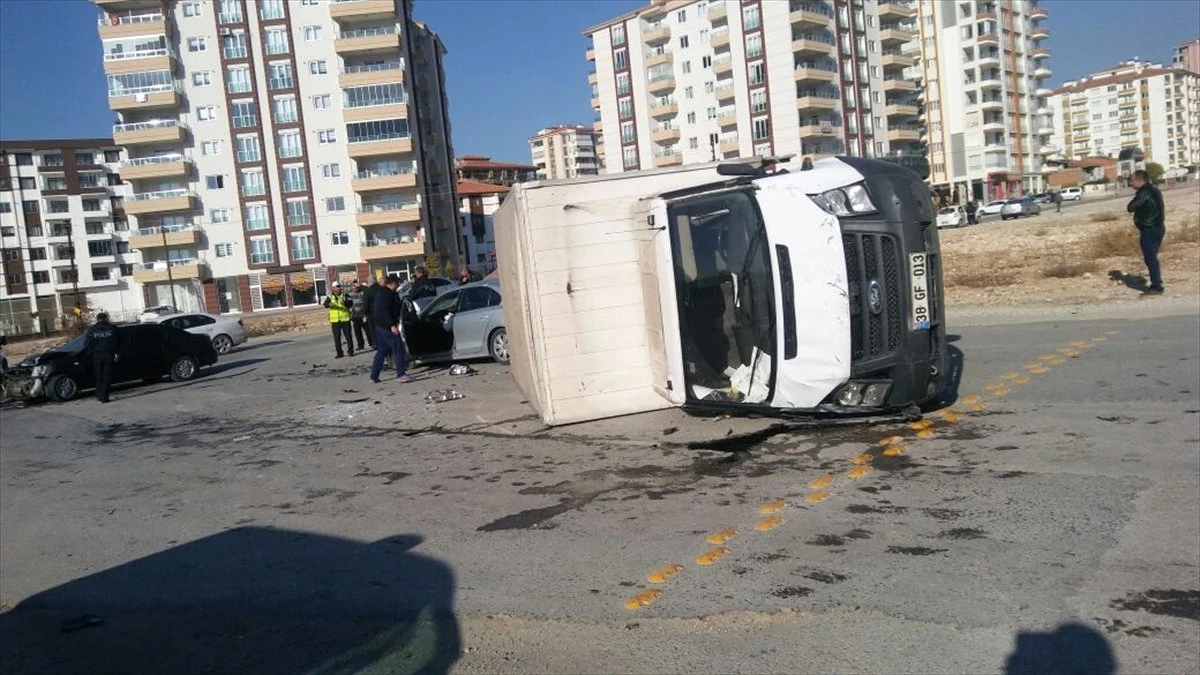 Malatya\'da Zincirleme Trafik Kazası: 3 Yaralı