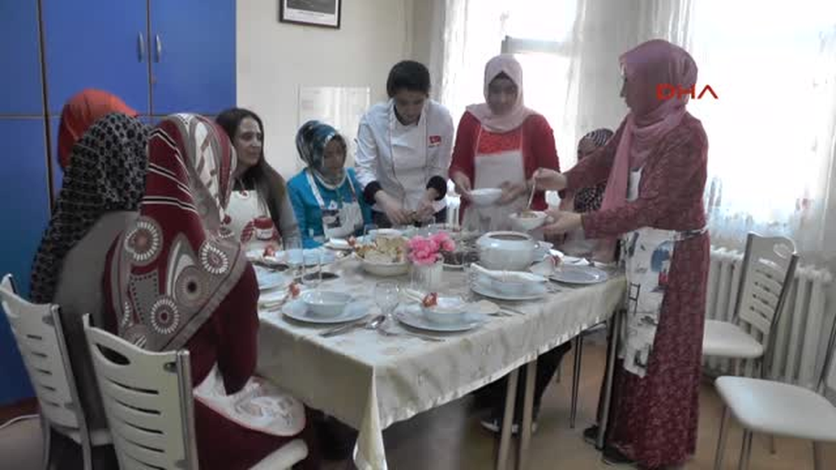 Muşlu Kadınlar Daha Lezzetli Yemek Yapmak Için Aşçılık Kursuna Yazıldı
